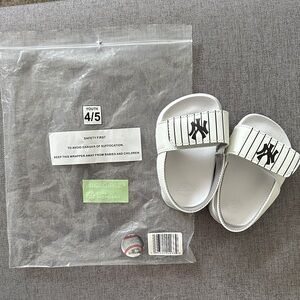 NEW YORK YANKEES Baby Velcro Slides